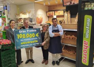 El Tapin - Supermercados masymas entrega el cheque de 100.000 euros del sorteo aniversario a Argentina Paniceres en El Berrón